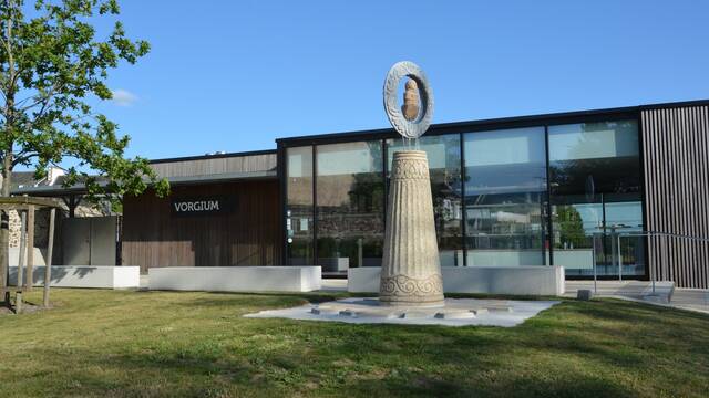 le centre Vorgium et la stèle des Osismes