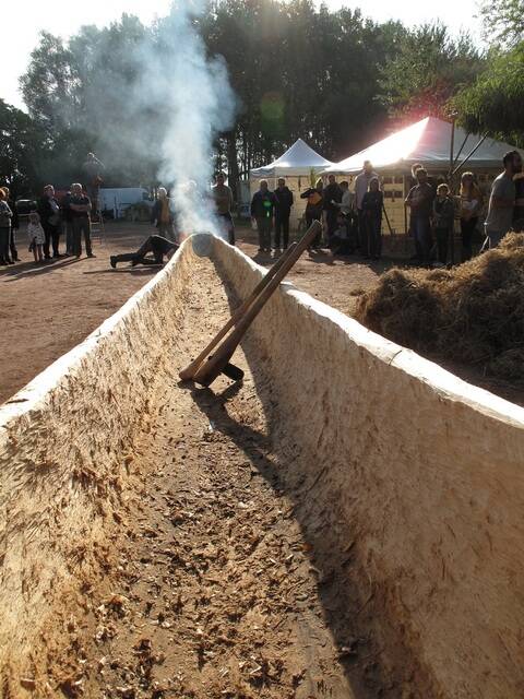 Creusement d'une pirogue au cairn de Goasseac'h samedi 21 aout avec l'association Koruc